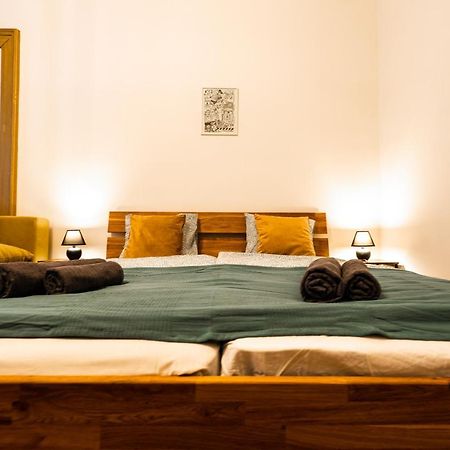 Palace Quarter Suite Budapeste Exterior foto