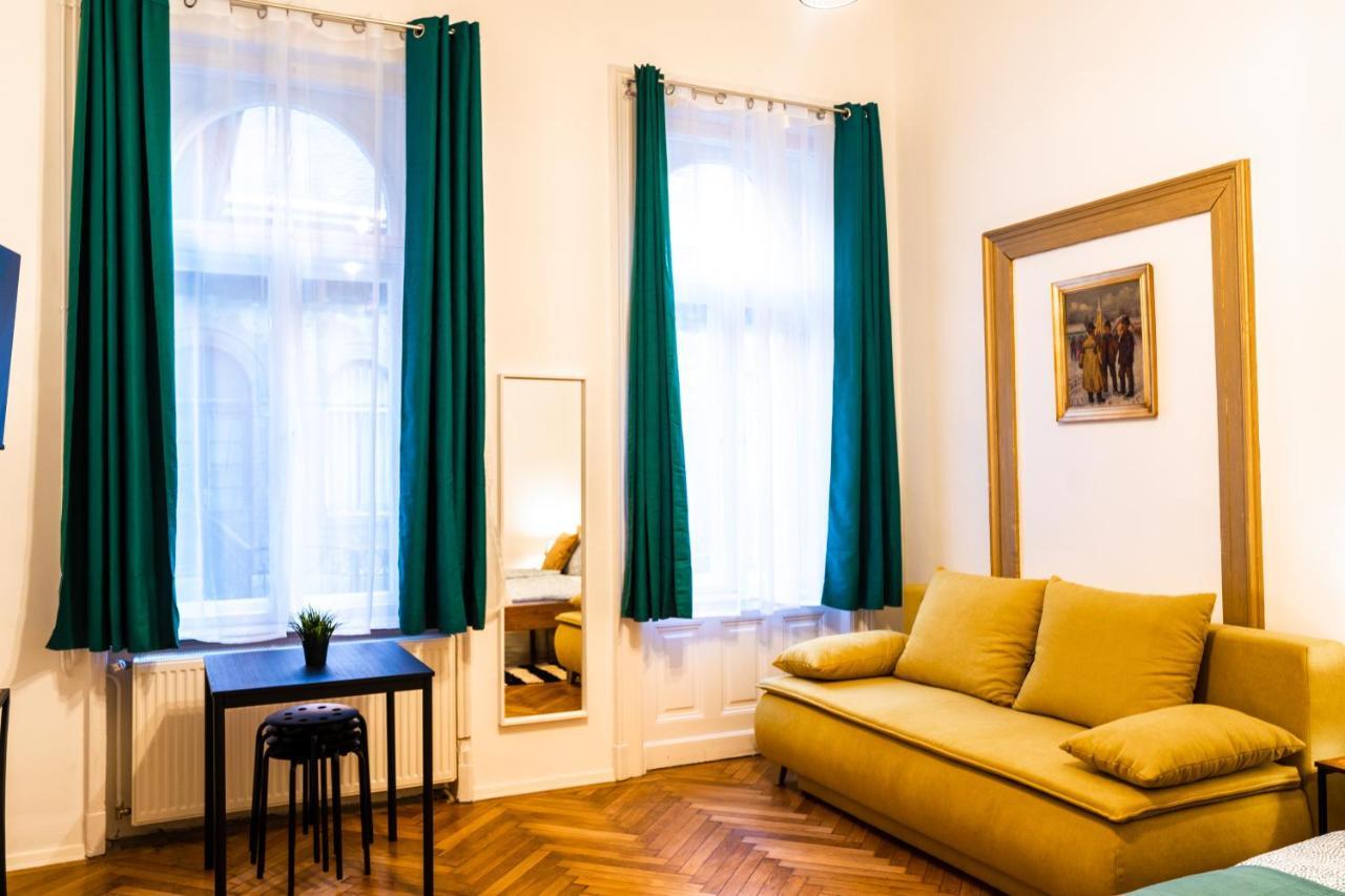 Palace Quarter Suite Budapeste Exterior foto