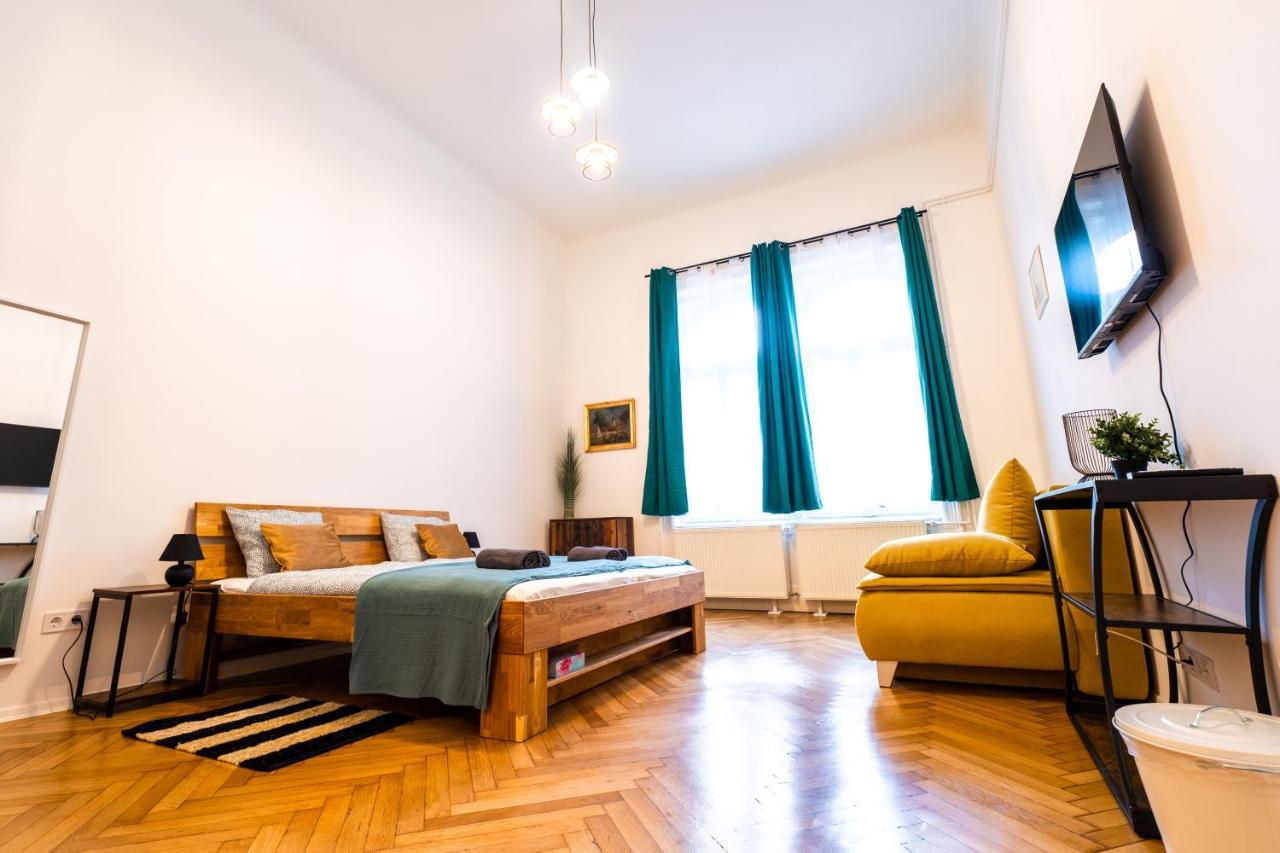 Palace Quarter Suite Budapeste Exterior foto