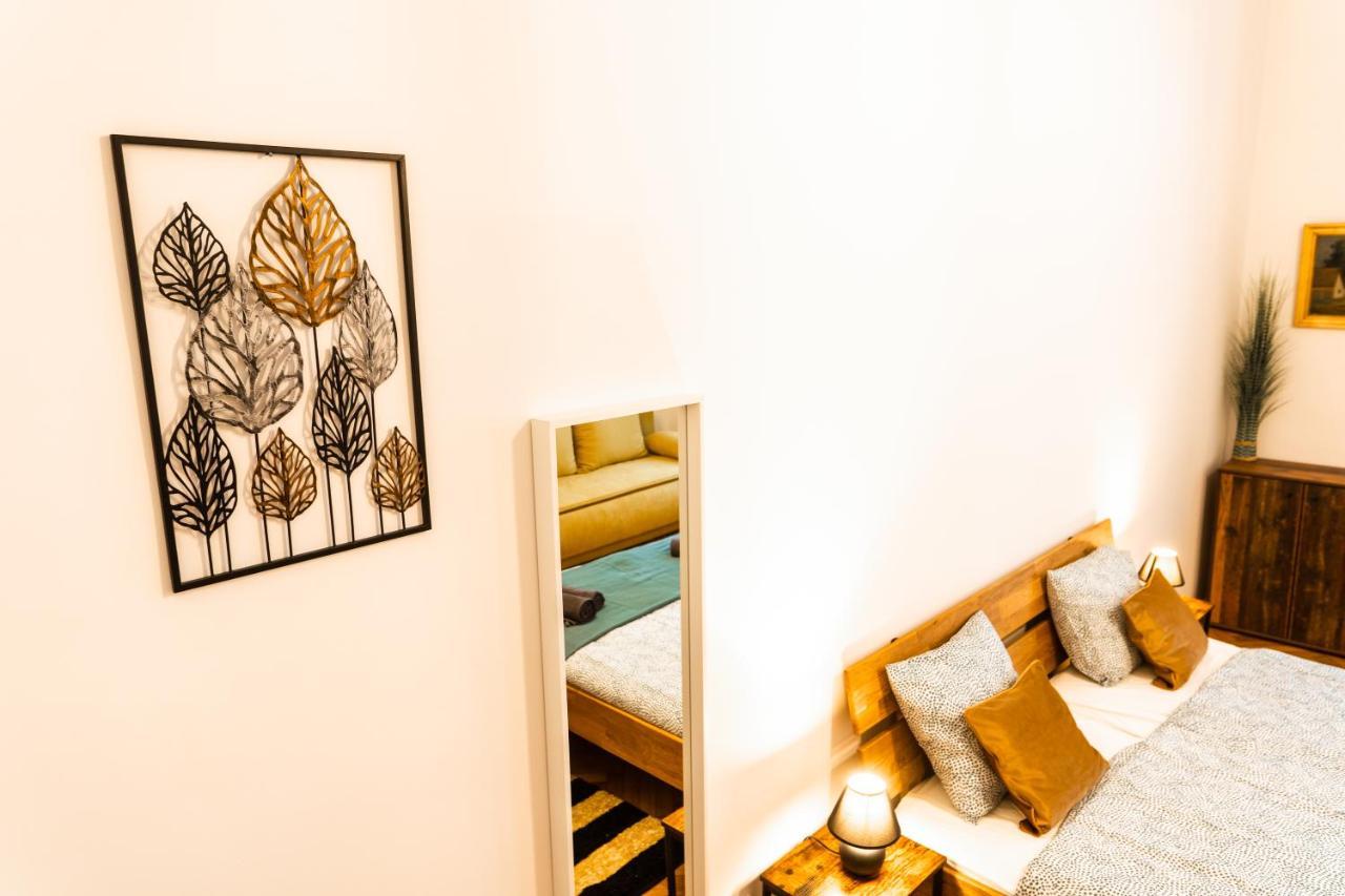 Palace Quarter Suite Budapeste Exterior foto
